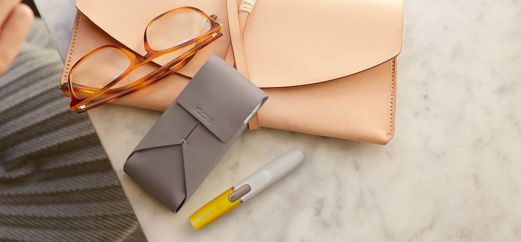 IQOS 2.4 PLUS blanco con cabezal amarillo y funda de piel