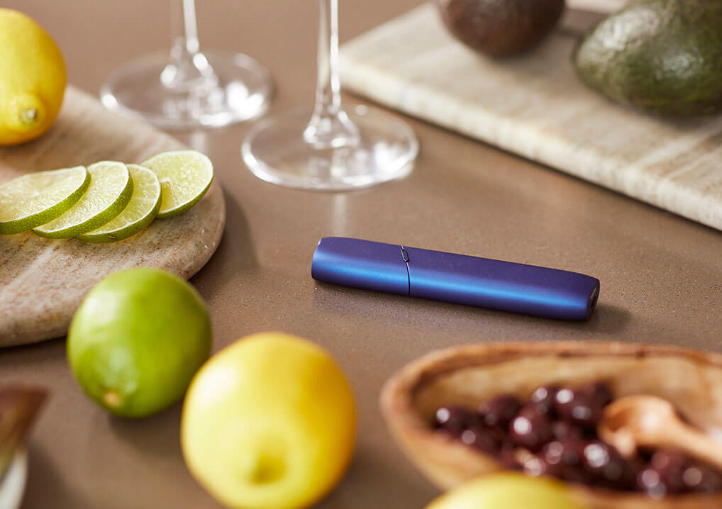 IQOS 3 MULTI azul en la mesa con comida