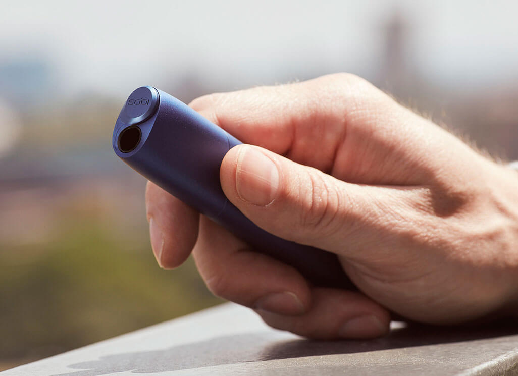 Mano de hombre con IQOS 3 MULTI azul