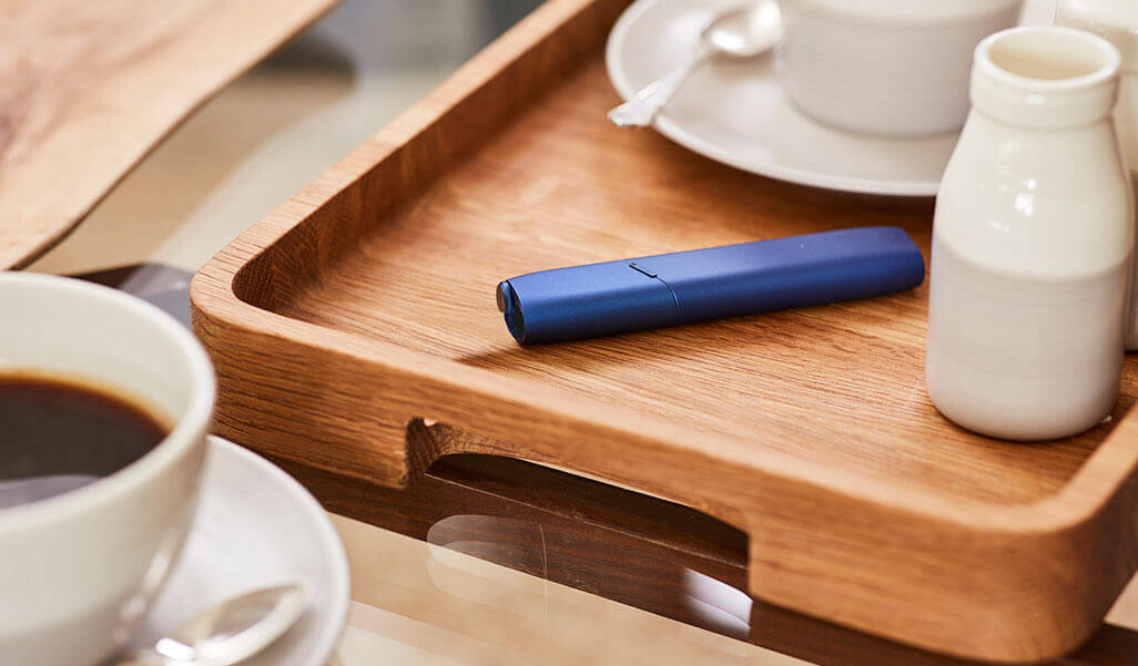 IQOS 3 MULTI azul en la mesa