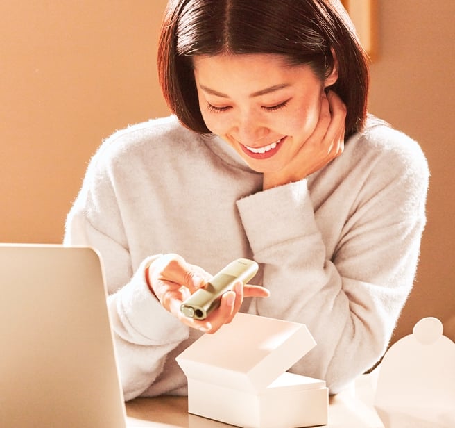 Girl looking IQOS Illuma