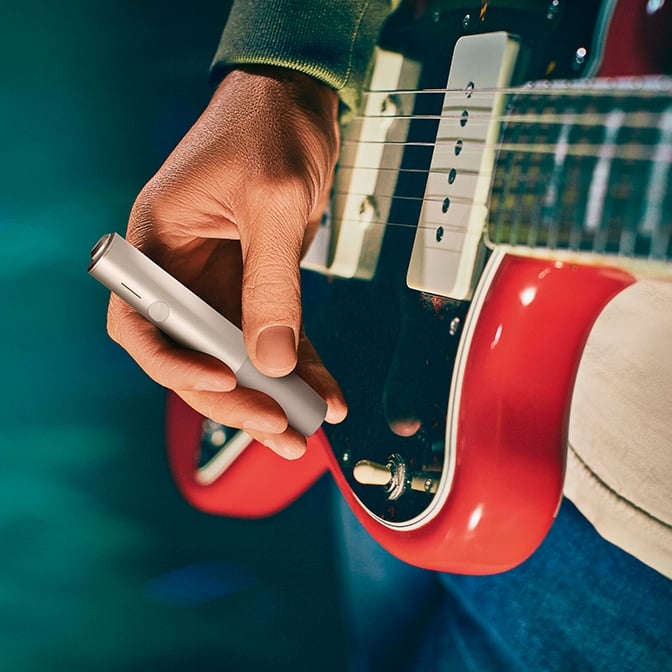 Guitarrista utilizando su IQOS ILUMA ONE