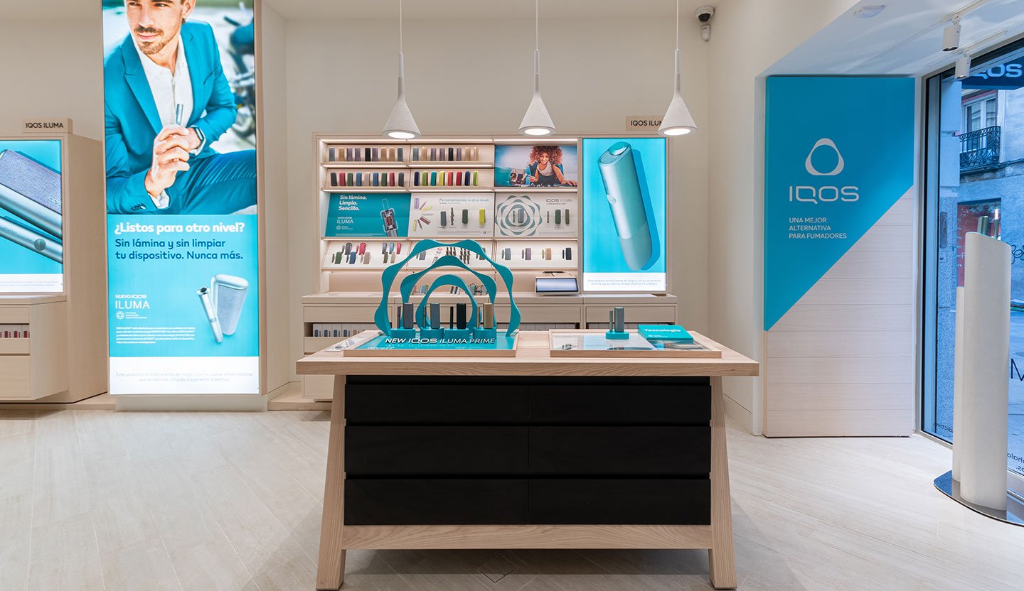 Interior de IQOS Boutique en la calle Fuencarral, Madrid