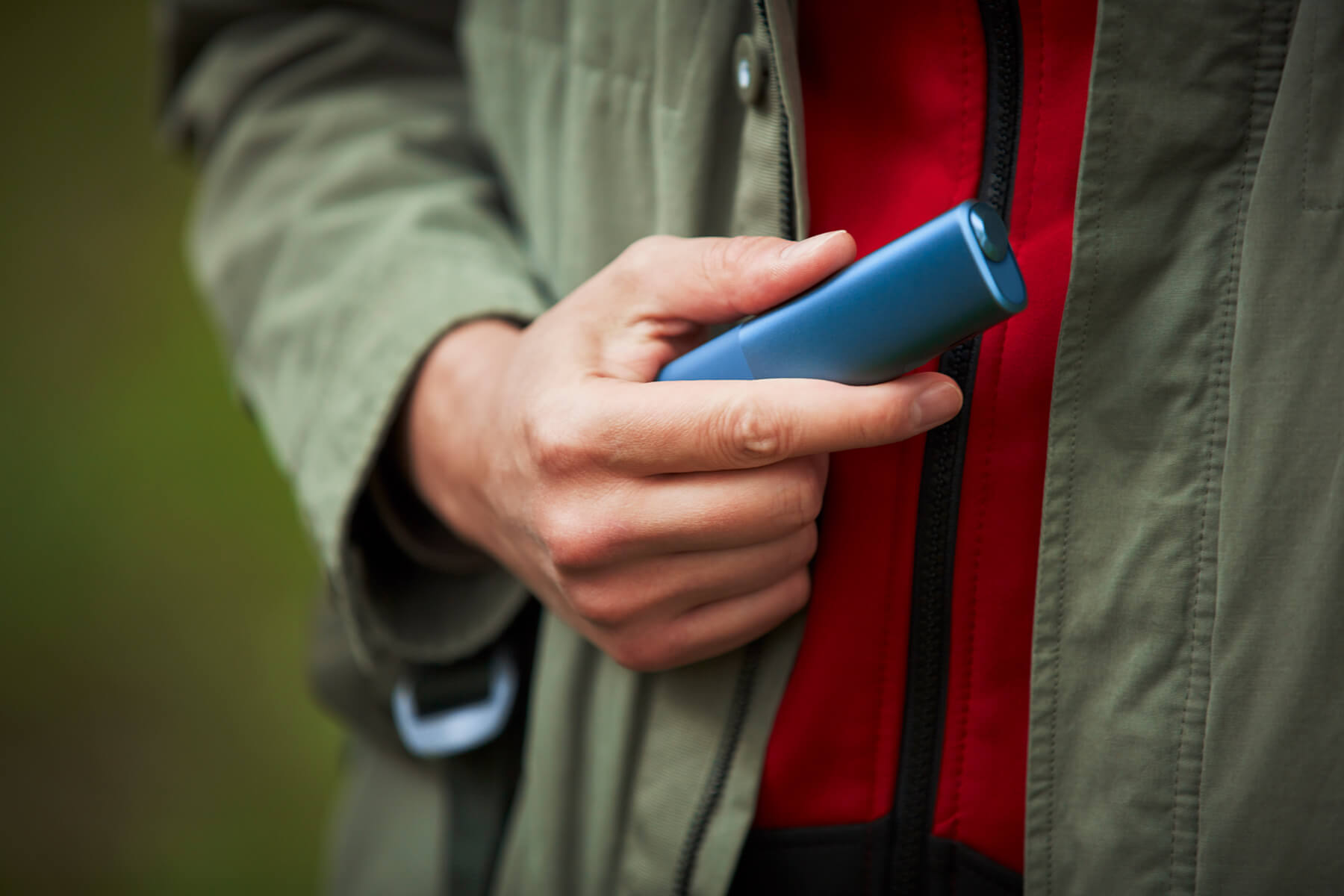 Una persona sosteniendo un dispositivo IQOS ILUMA