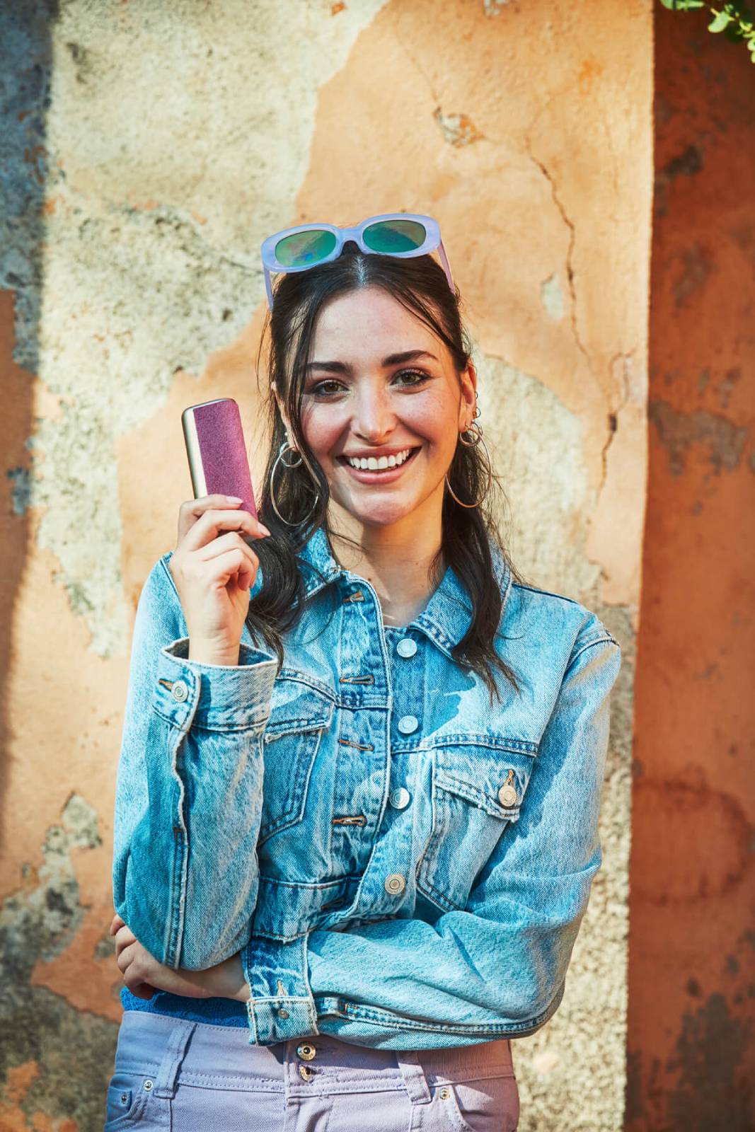 Mujer sostiene dispositivo IQOS ILUMA