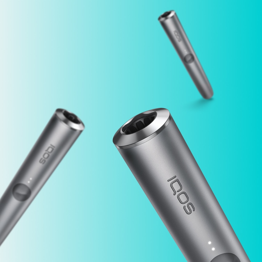 Dispositivos IQOS sobre fondo turquesa