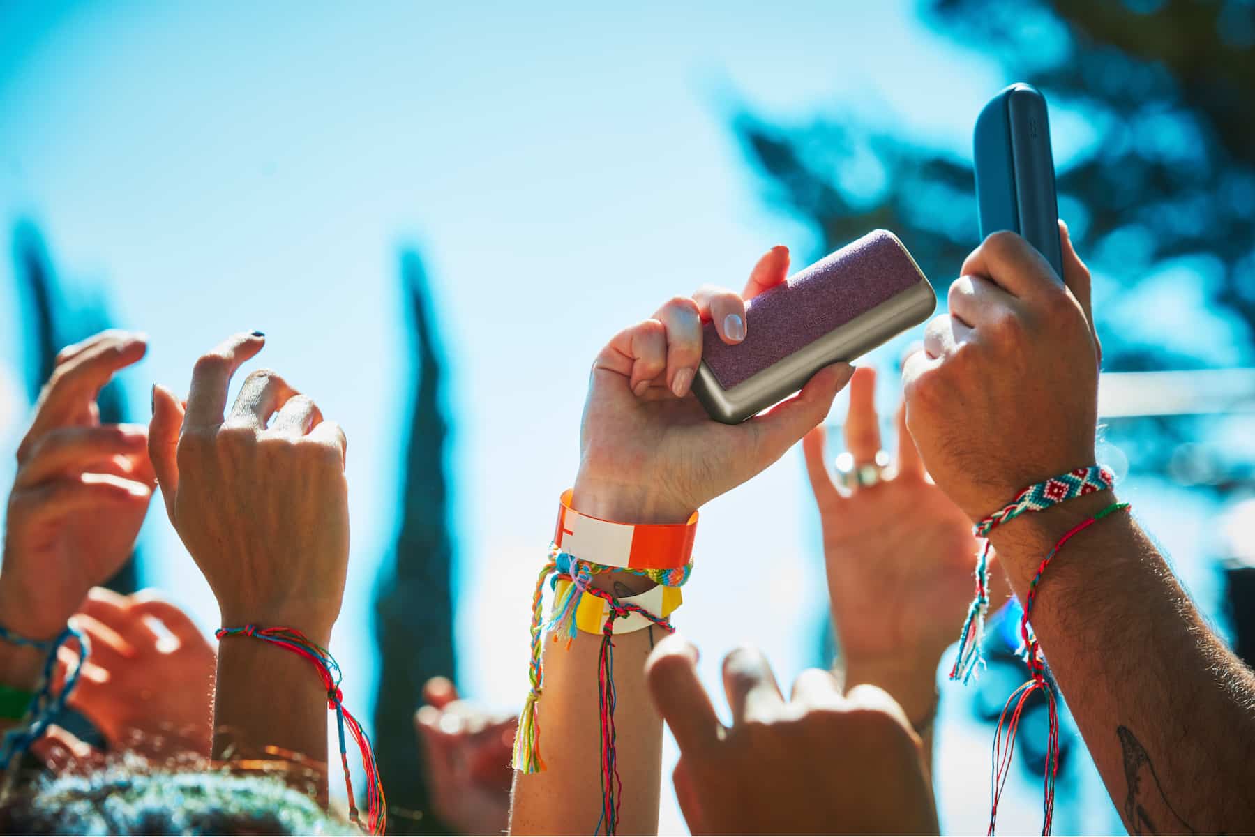 Usuarios de IQOS ILUMa en un festival