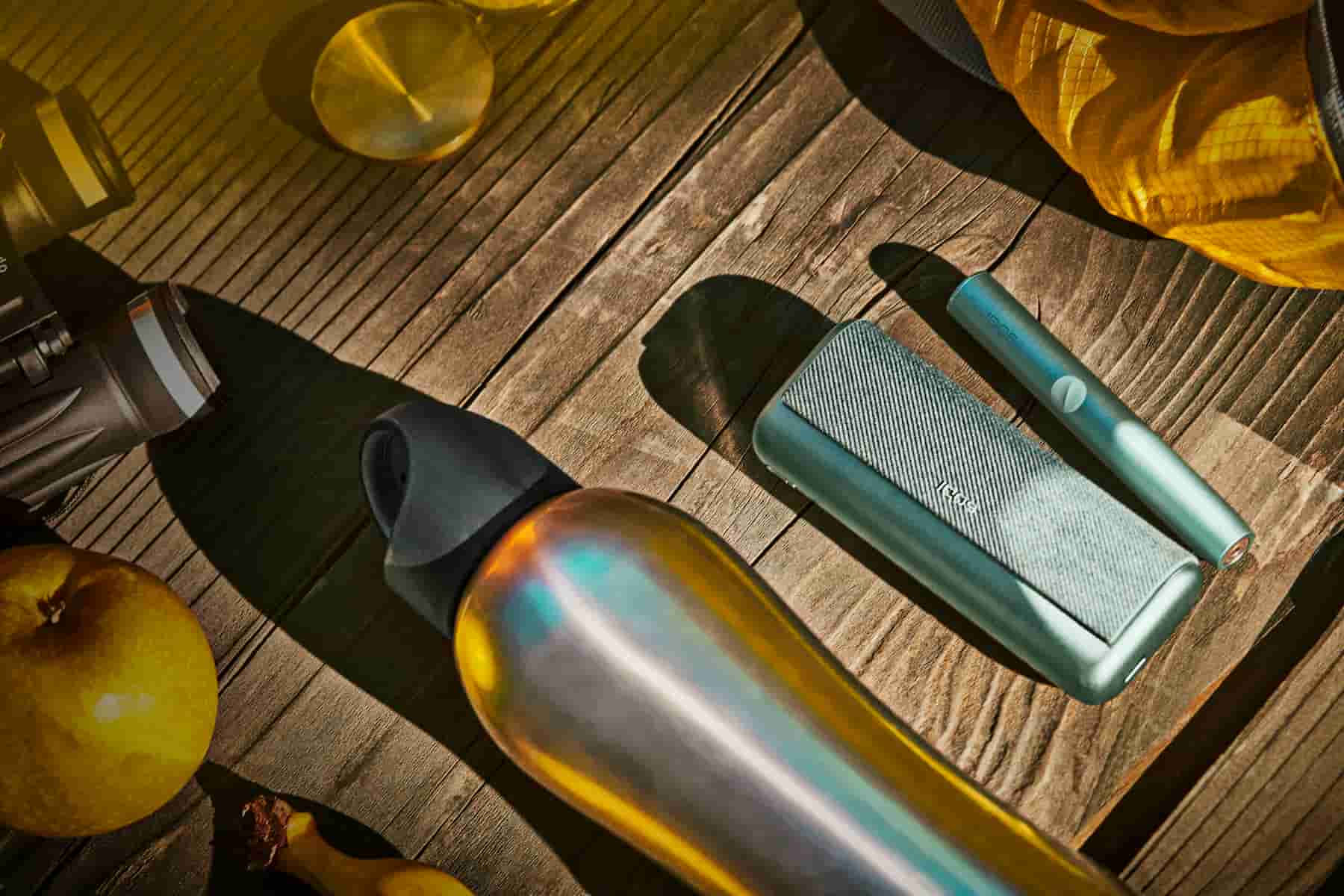 Dispositivo IQOS en mesa de madera
