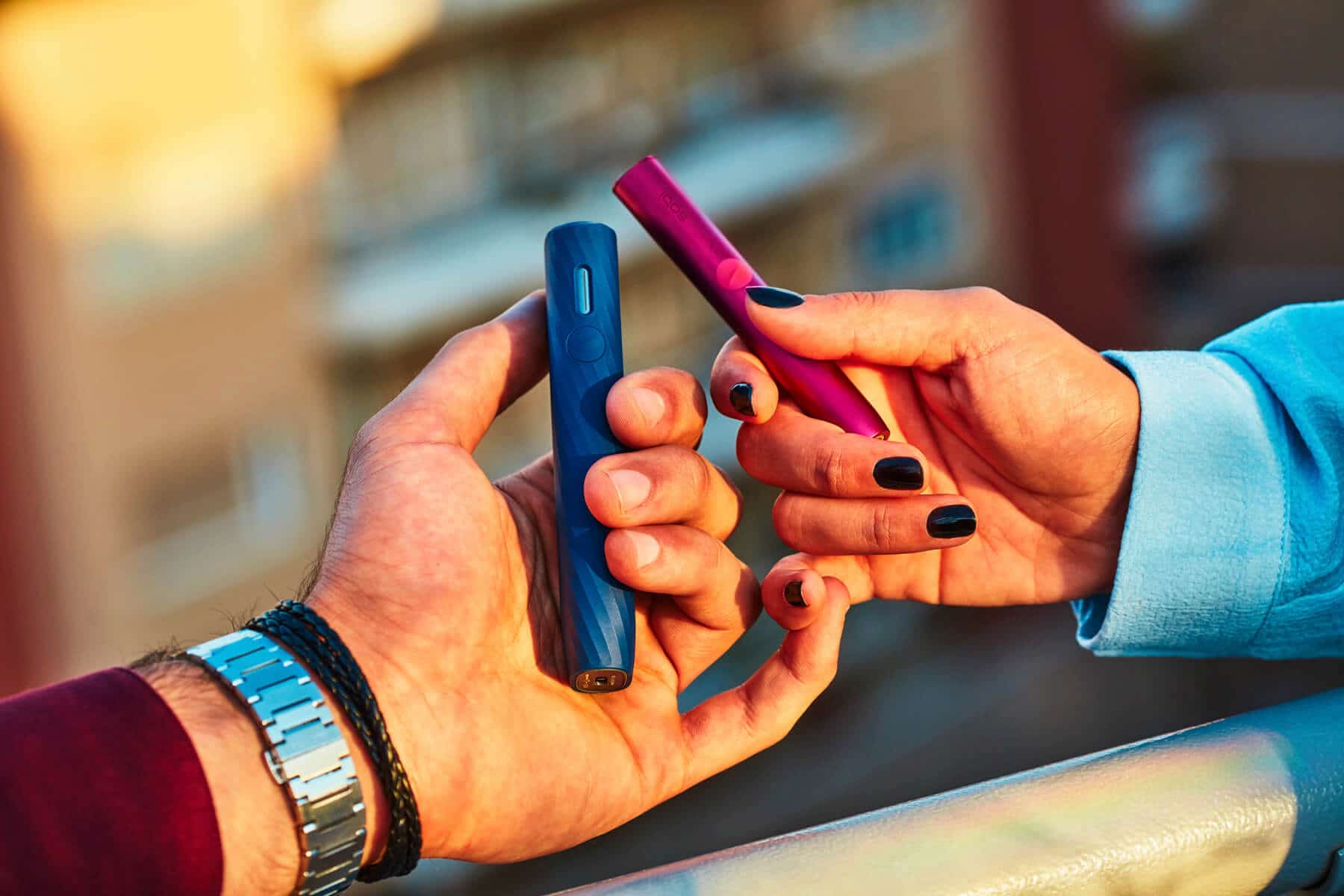 Manos con dispositivos IQOS