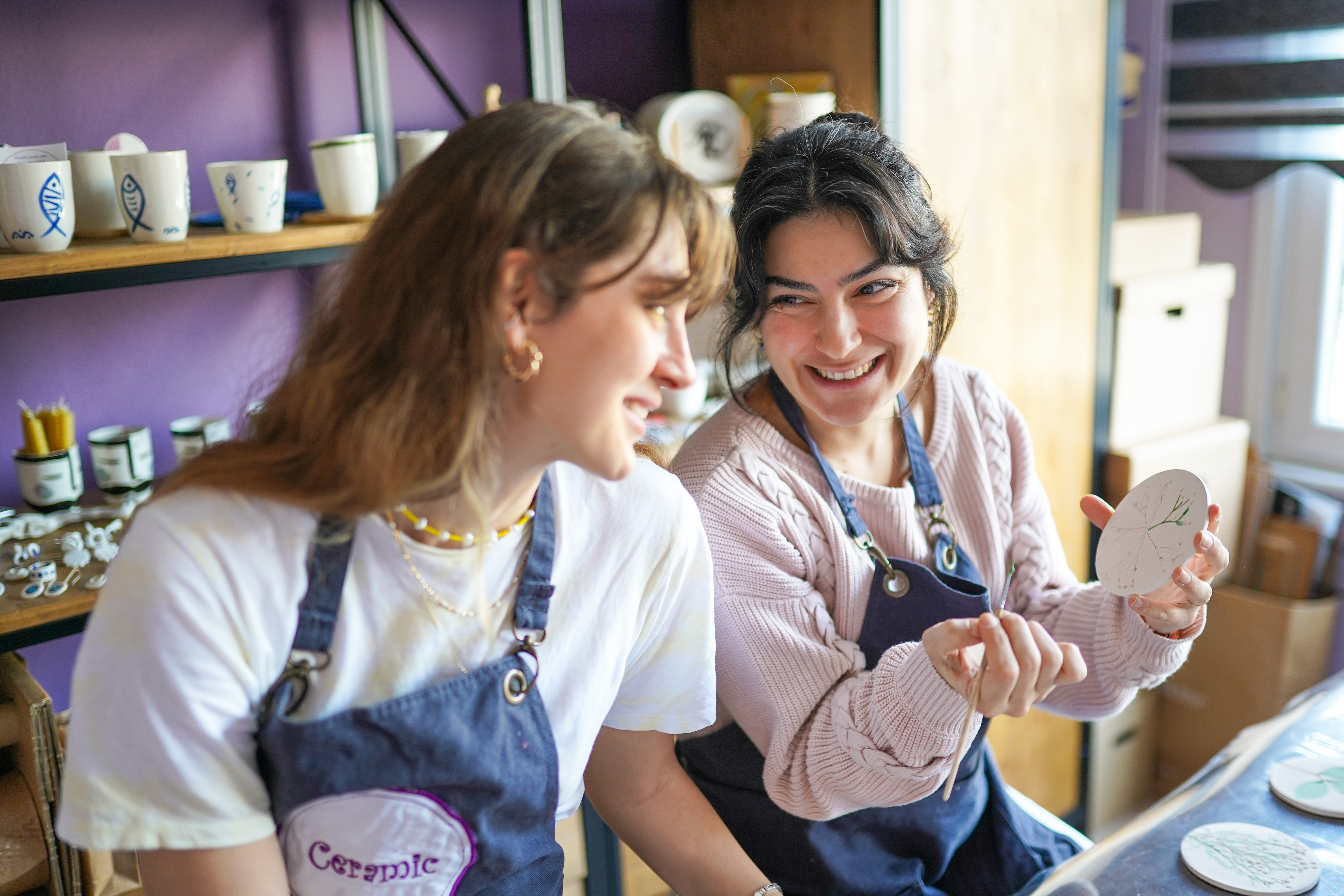 Dos amigas pintando cerámica