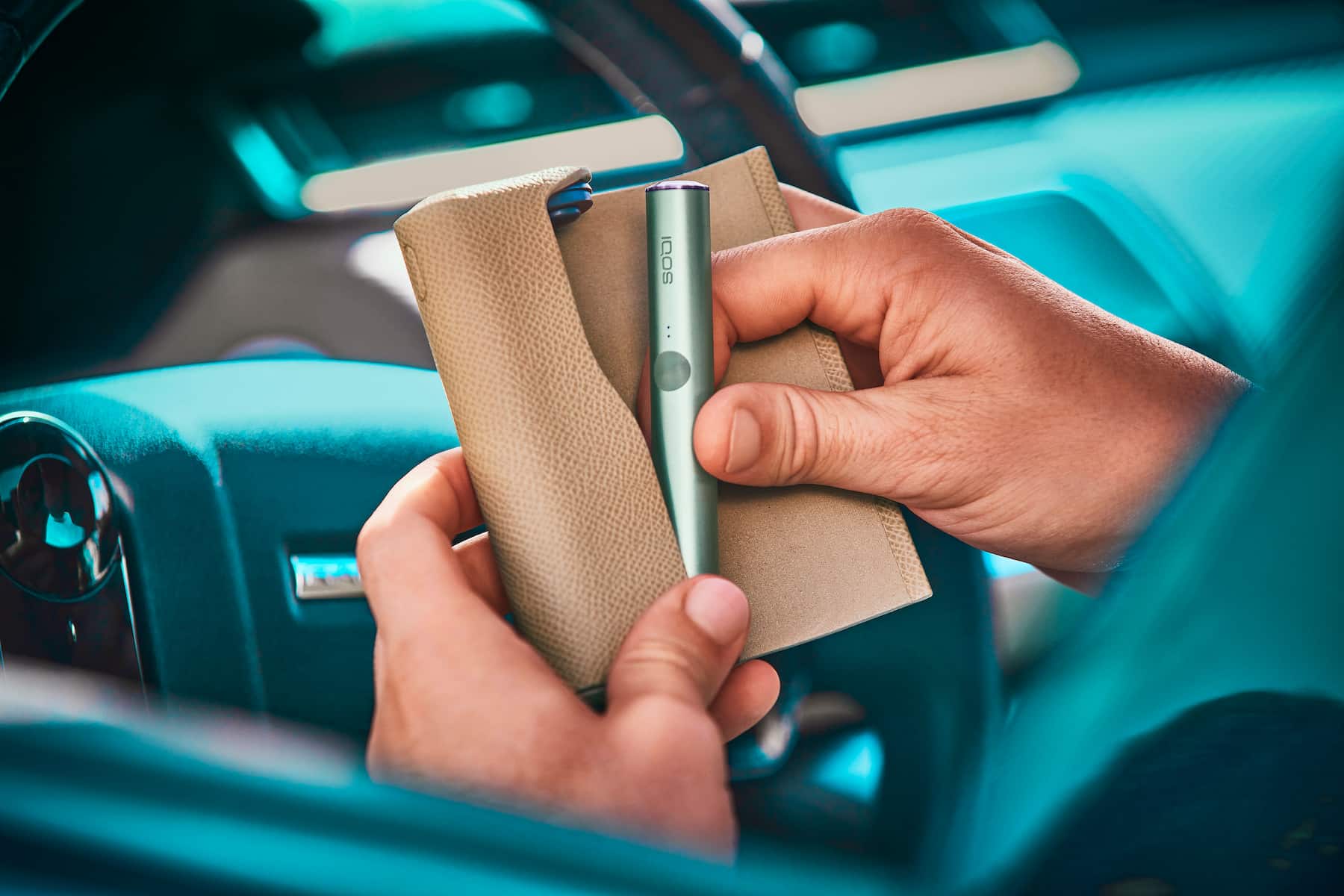 Dispositivo IQOS en el coche