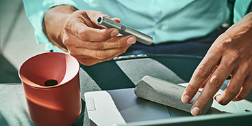 Man holding IQOS