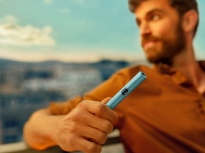 Hombre sujetando el holder de IQOS ILUMA i Azul Brisa