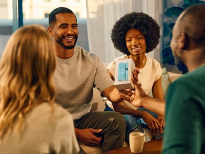 Grupo de gente con la caja de IQOS ILUMA i Azul Brisa