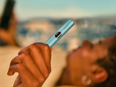 Mano sujetado el holder de IQOS ILUMA i Azul Brisa