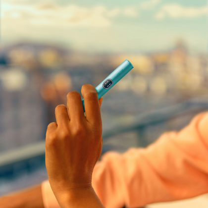 Mano sujetando el holder de IQOS ILUMA i Azul Brisa