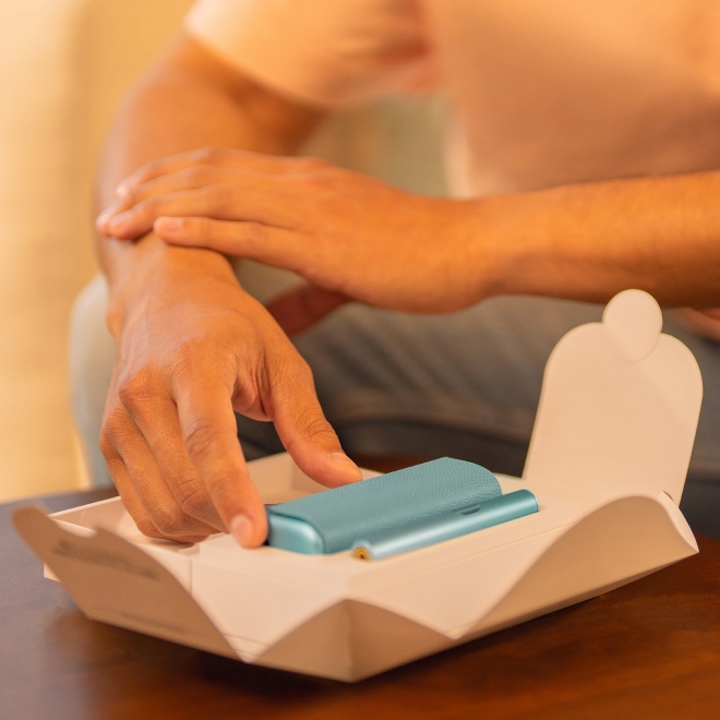 IQOS ILUMA i PRIME Azul  Brisa en su caja