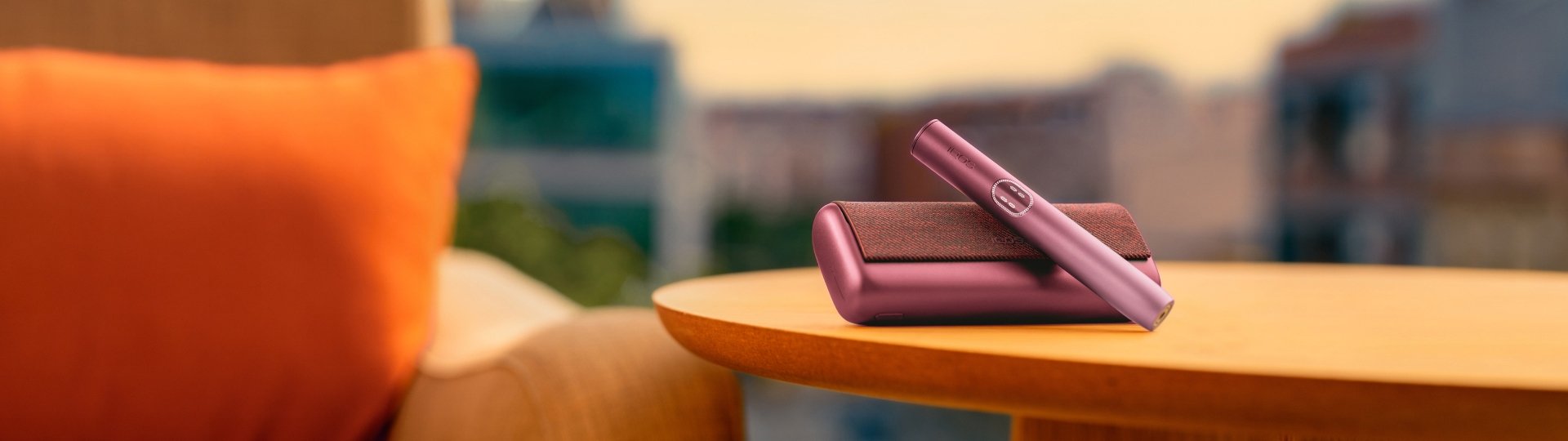 Dispositivo IQOS ILUMA i Rojo Granate en una mesa