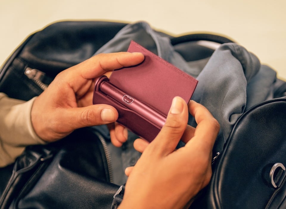 IQOS ILUMA i PRIME Rojo Granate con la cubierta abierta