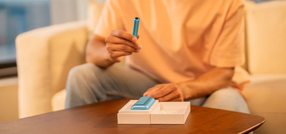 Hombre abriendo caja de ILUMA i