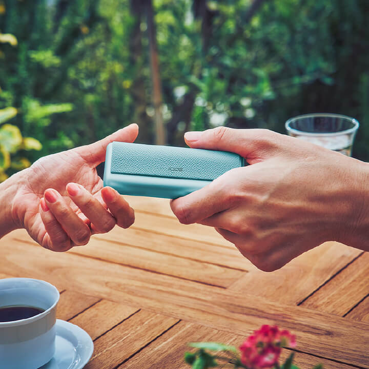 Manos sujetado dispositivo IQOS ILUMA i PRIME