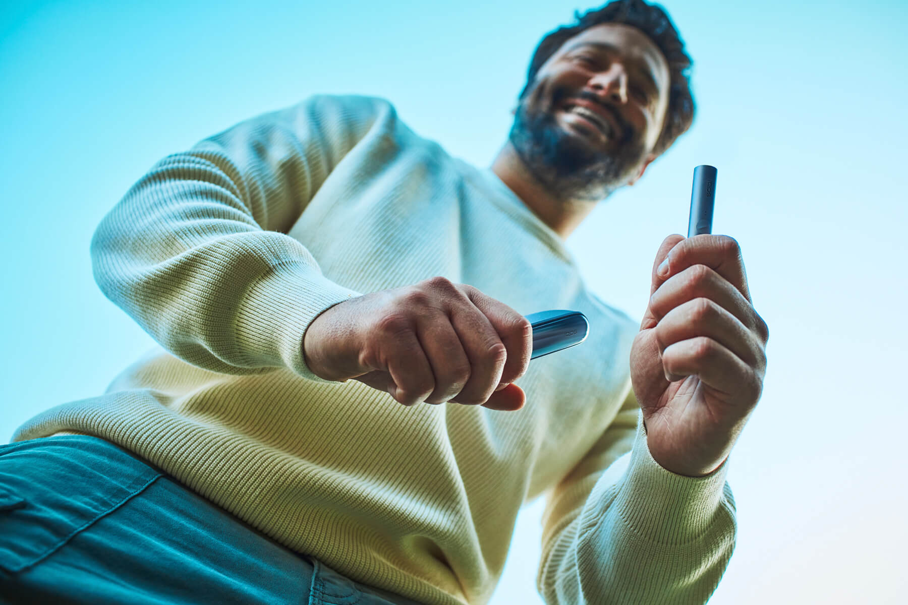 Hombre con Holder de IQOS ILUMA
