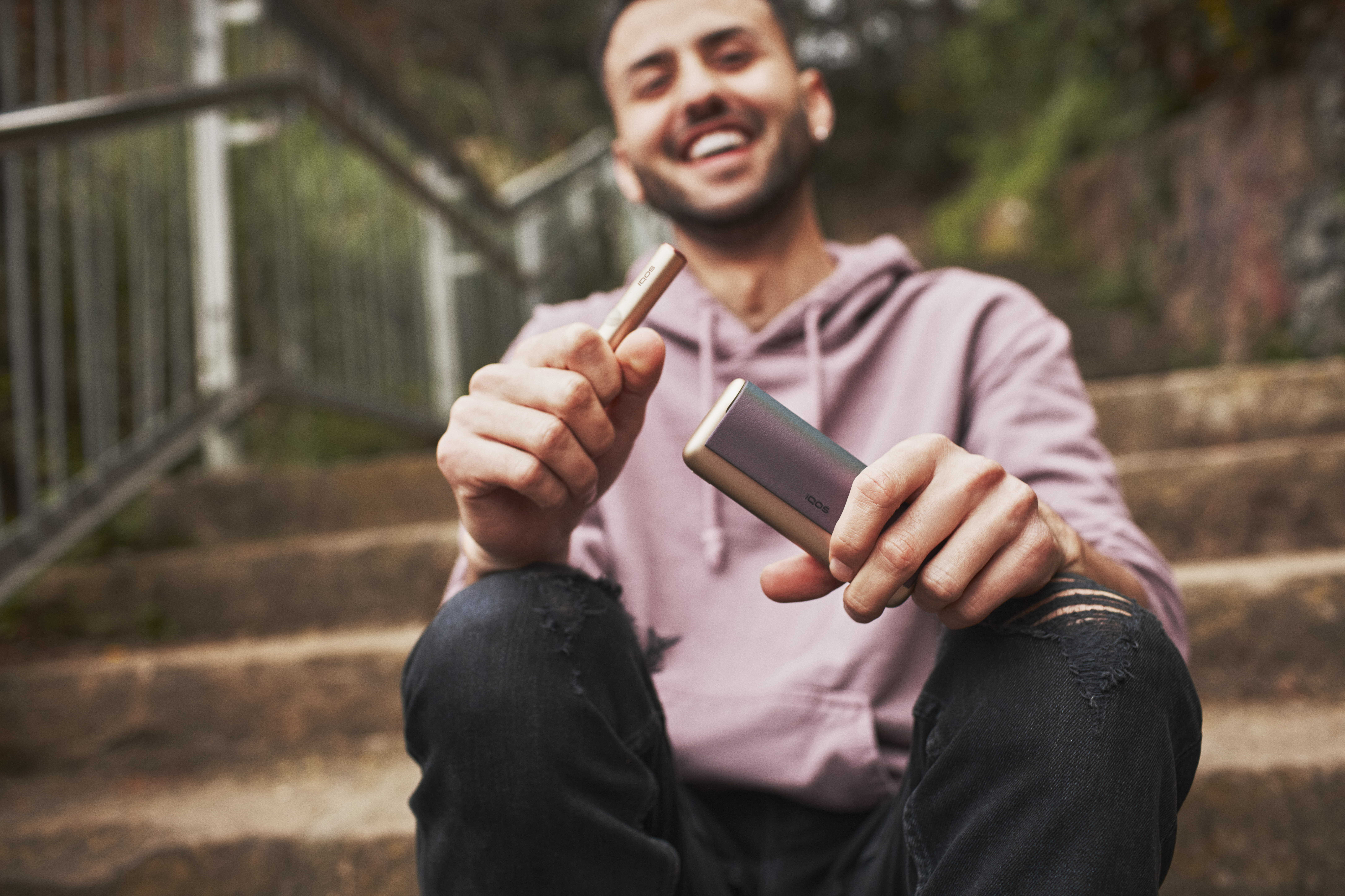 Hombre con IQOS ILUMA PRIME