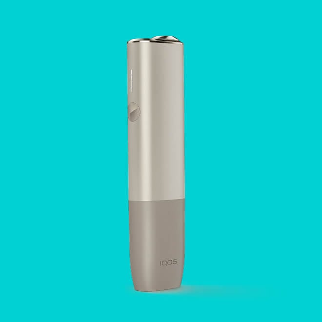Dispositivo IQOS ILUMA ONE sobre fondo azul