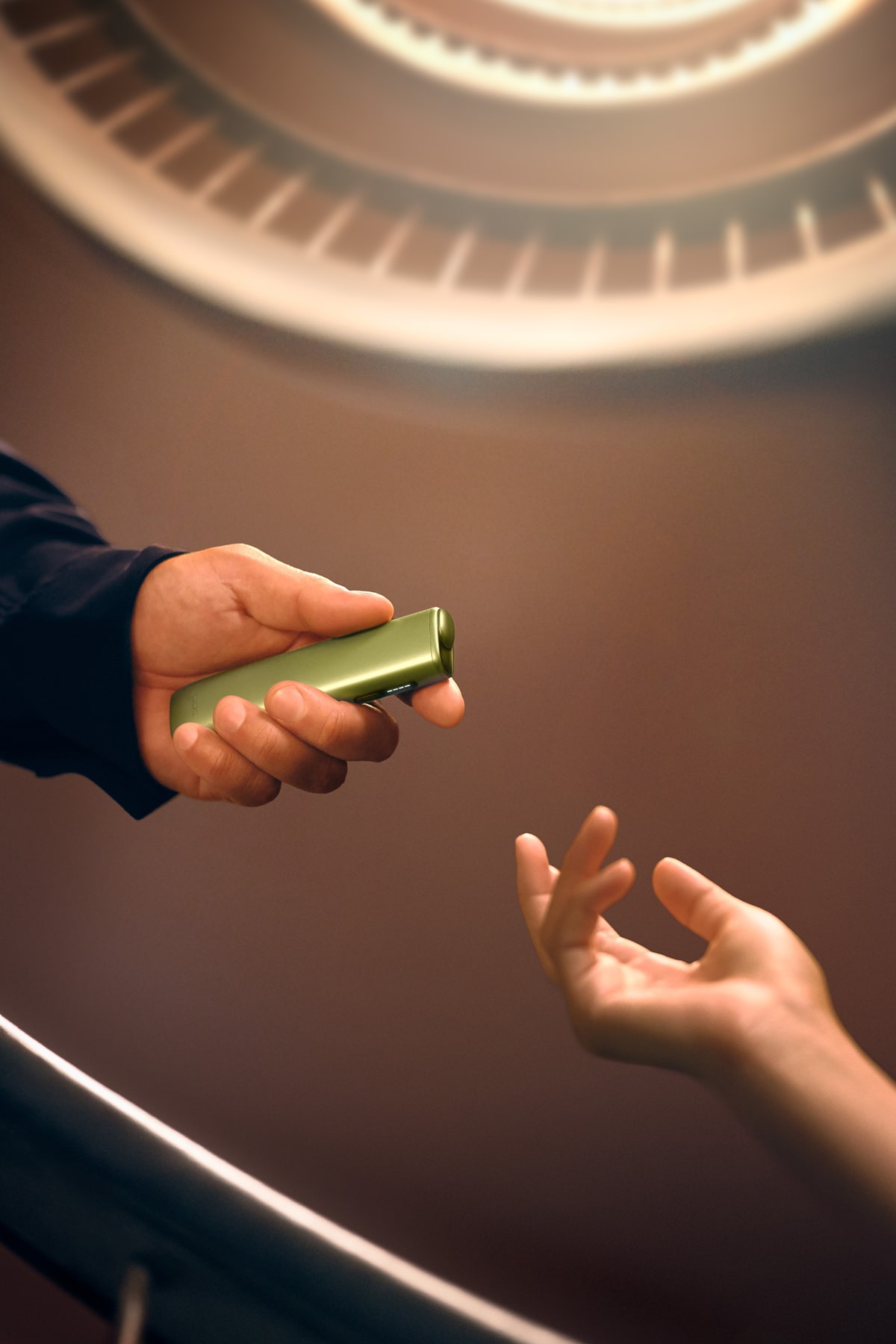 Mano sujetando IQOS ILUMA i ONE Verde Hoja