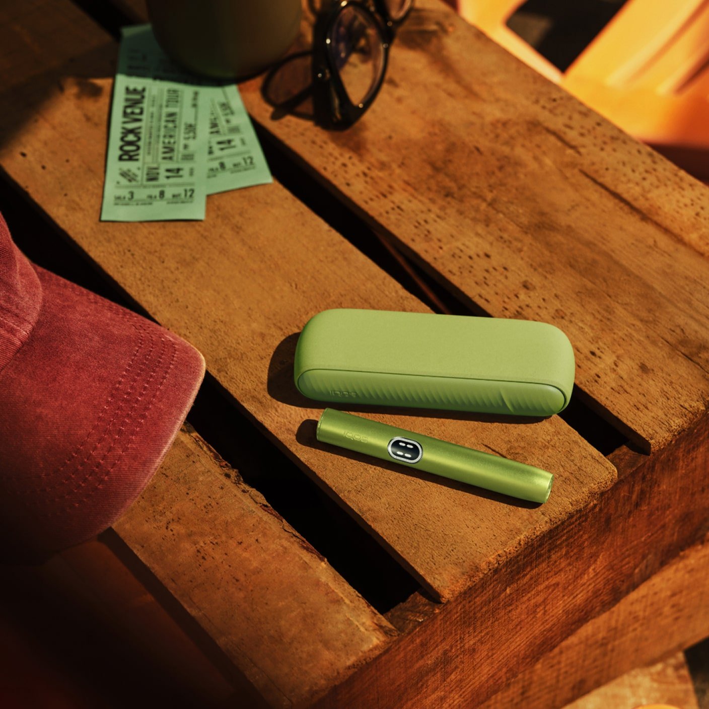 Dispositivo ILUMA i Verde Hoja sobre una mesa de madera