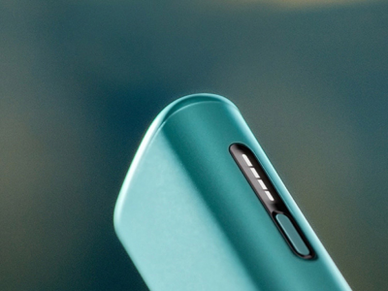 Un dipositivo IQOS ILUMA I ONE azul sobre fondo degradado
