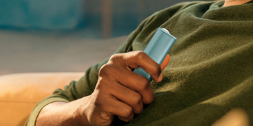 Mano sosteniendo un IQOS ILUMA I ONE 