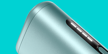 Dispositivo IQOS ILUMA I ONE sobre fondo azul