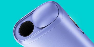 Dispositivo IQOS ILUMA I ONE sobre fondo azul