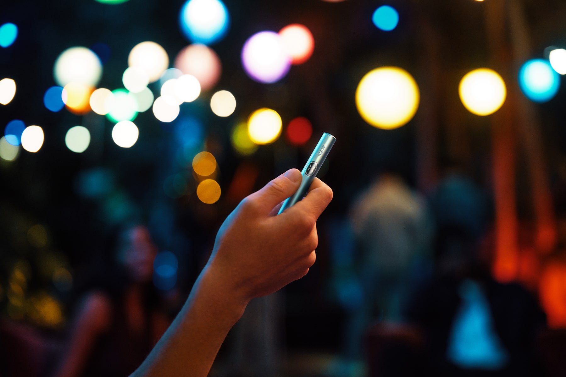 Mano sujetando holder de IQOS ILUMA i
