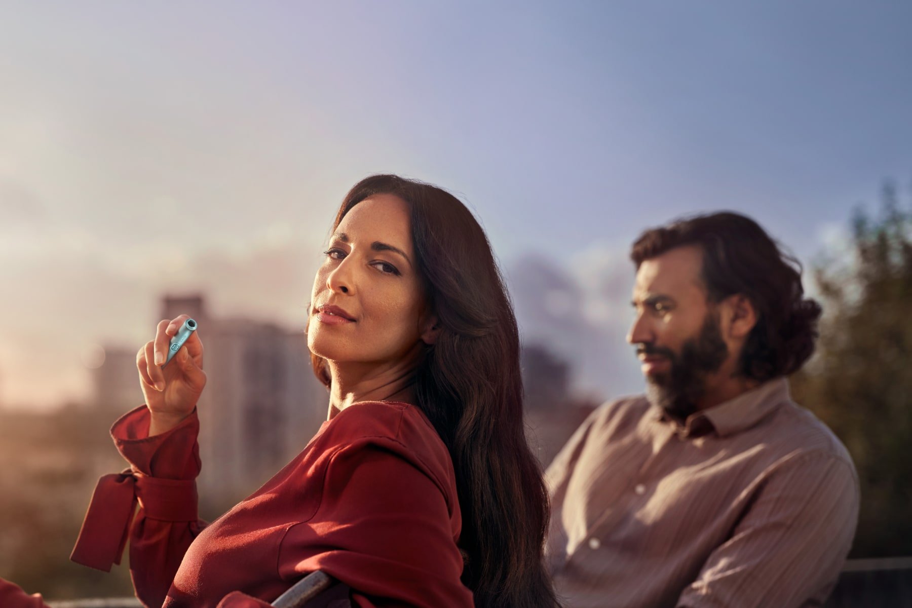 Chica en una azotea con IQOS ILUMA i