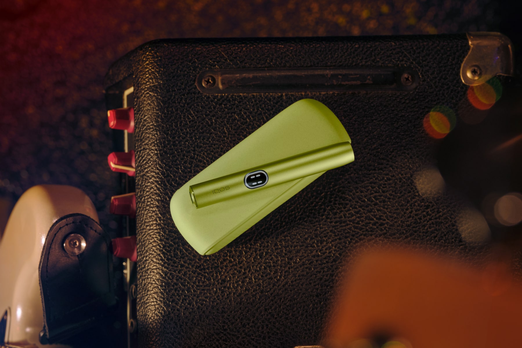 IQOS ILUMA i verde apoyado