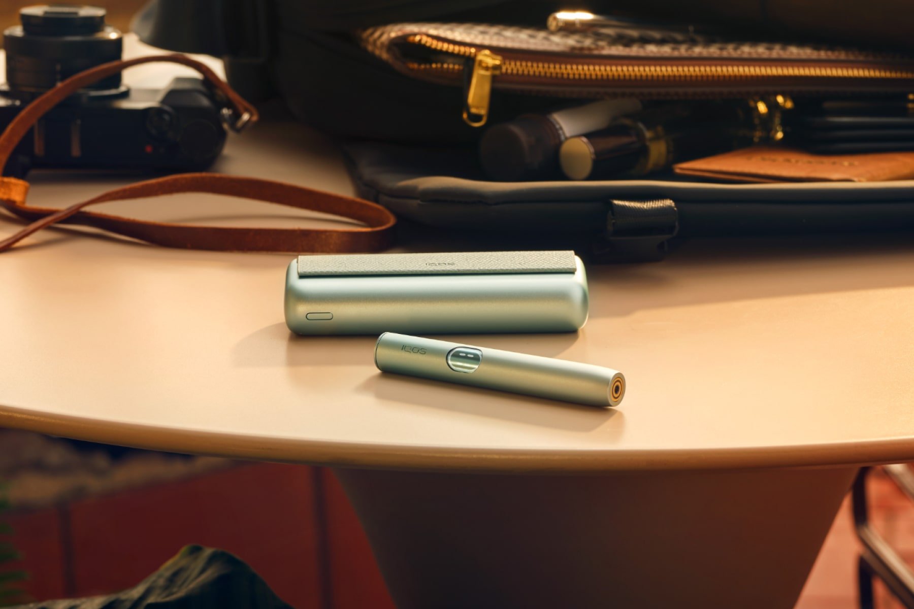 IQOS ILUMA i PRIME encima de una mesa