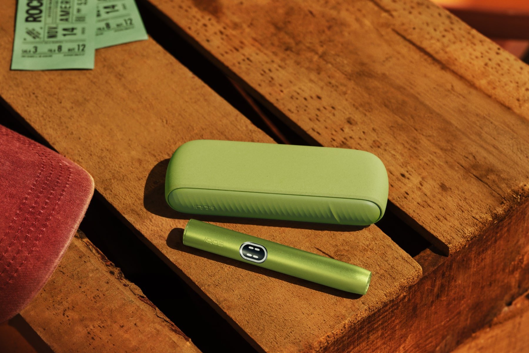 IQOS ILUMA i apoyado en una mesa