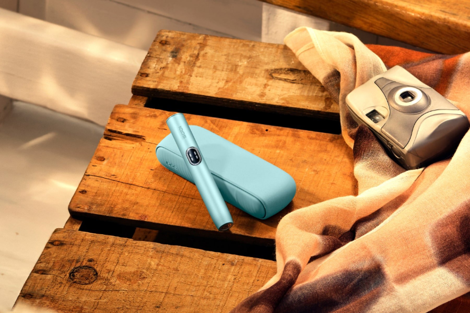 IQOS ILUMA i junto a cámara