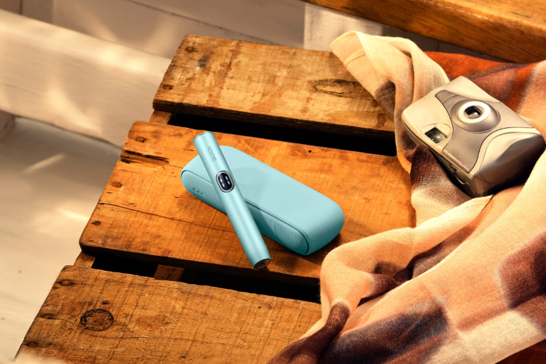 Dispositivo IQOS ILUMA i con a una cámara
