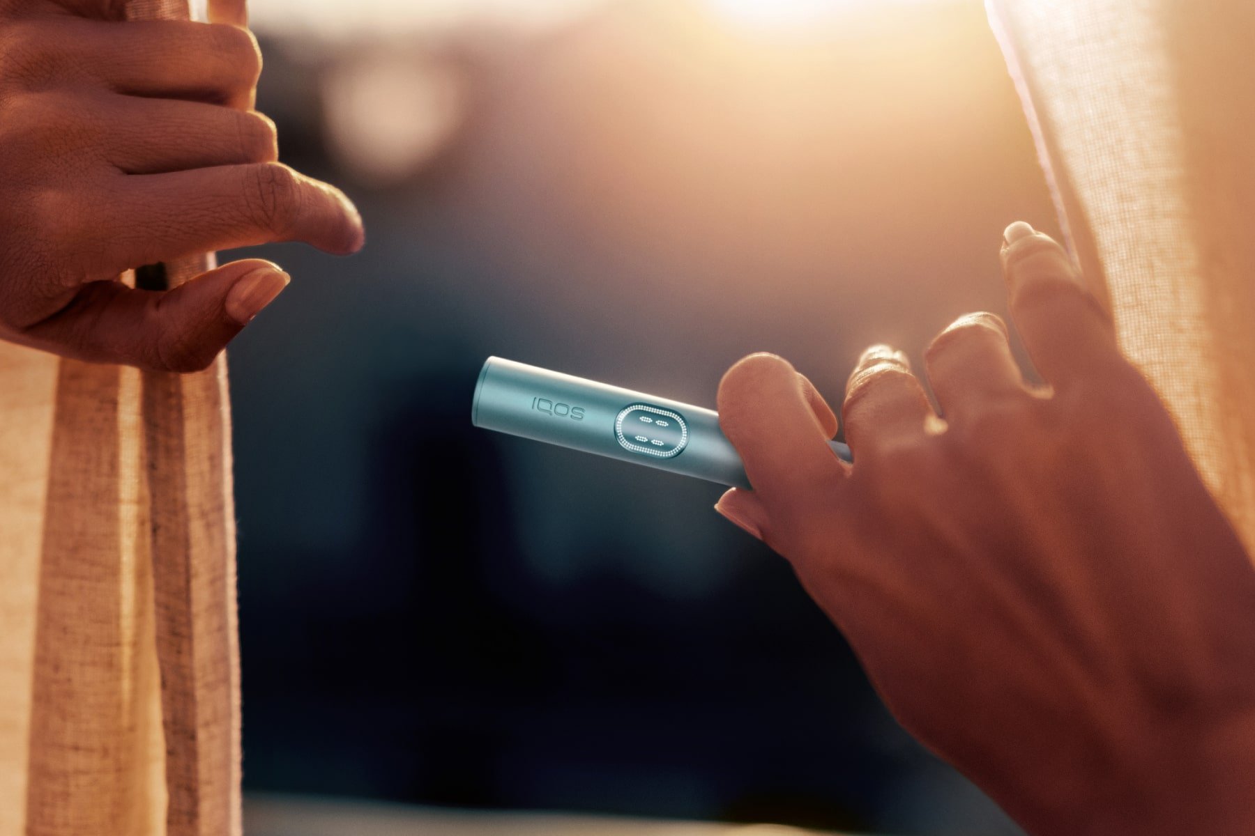 Dispositivo IQOS ILUMA i en ventana