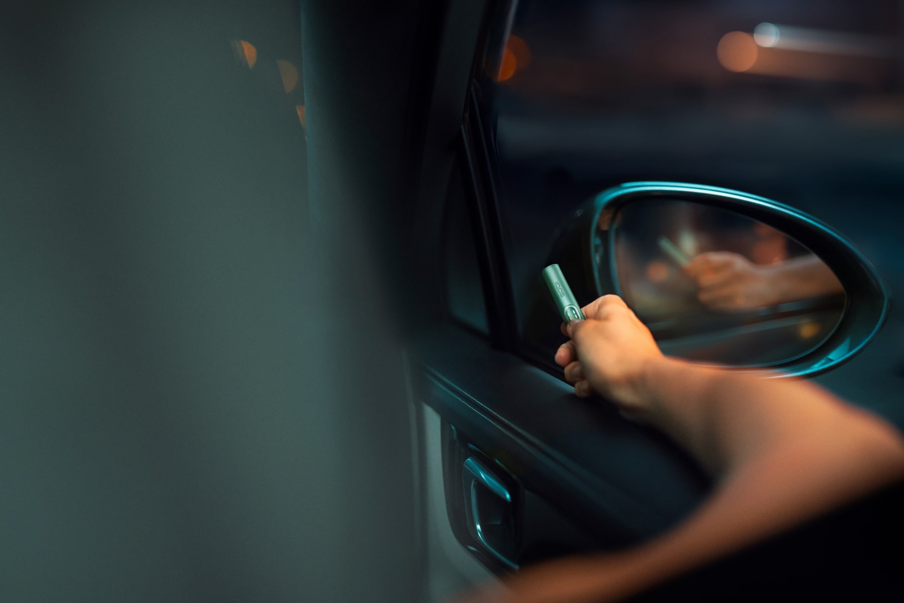 IQOS ILUMA i ventanilla coche