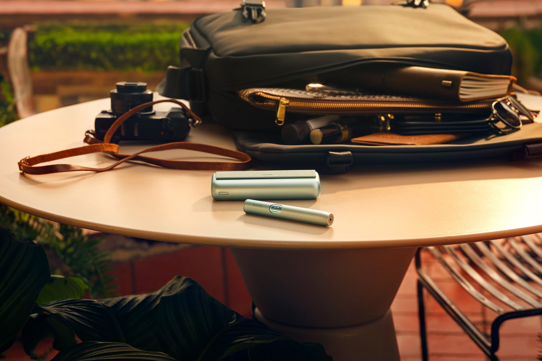 IQOS ILUMA i PRIME Azul Brisa sobre una mesa