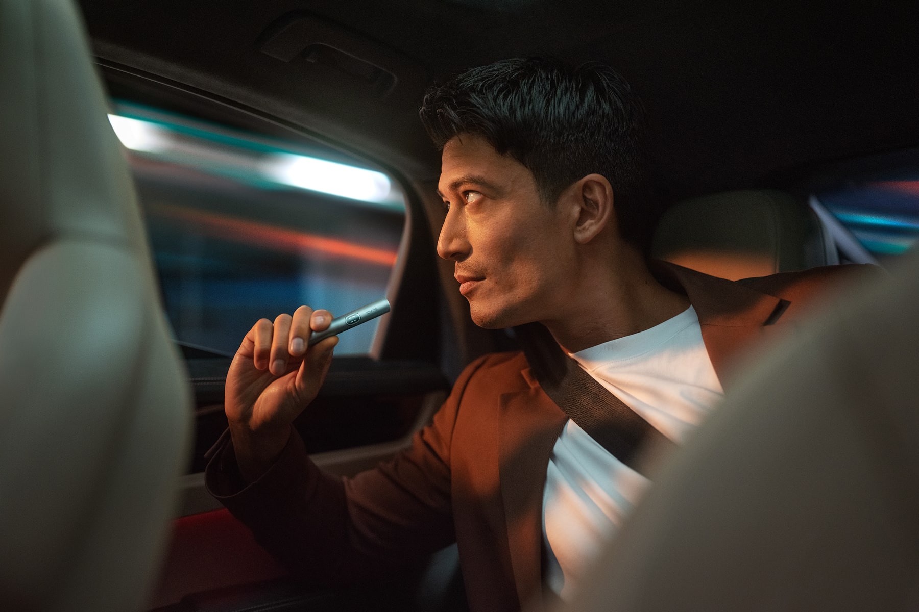 Hombre en un coche con ILUMA i 