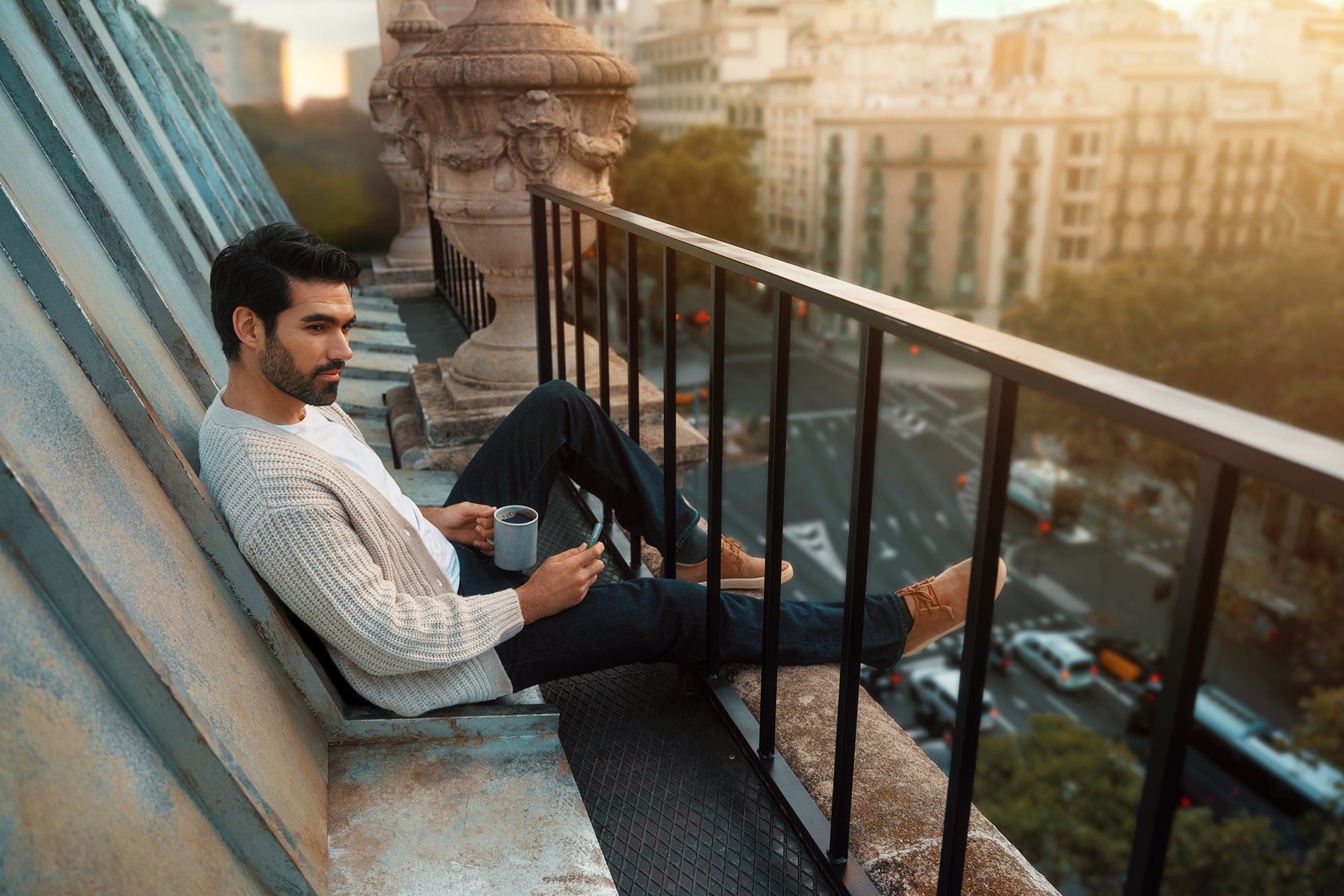 Hombre en una terraza con holder de IQOS ILUMA i