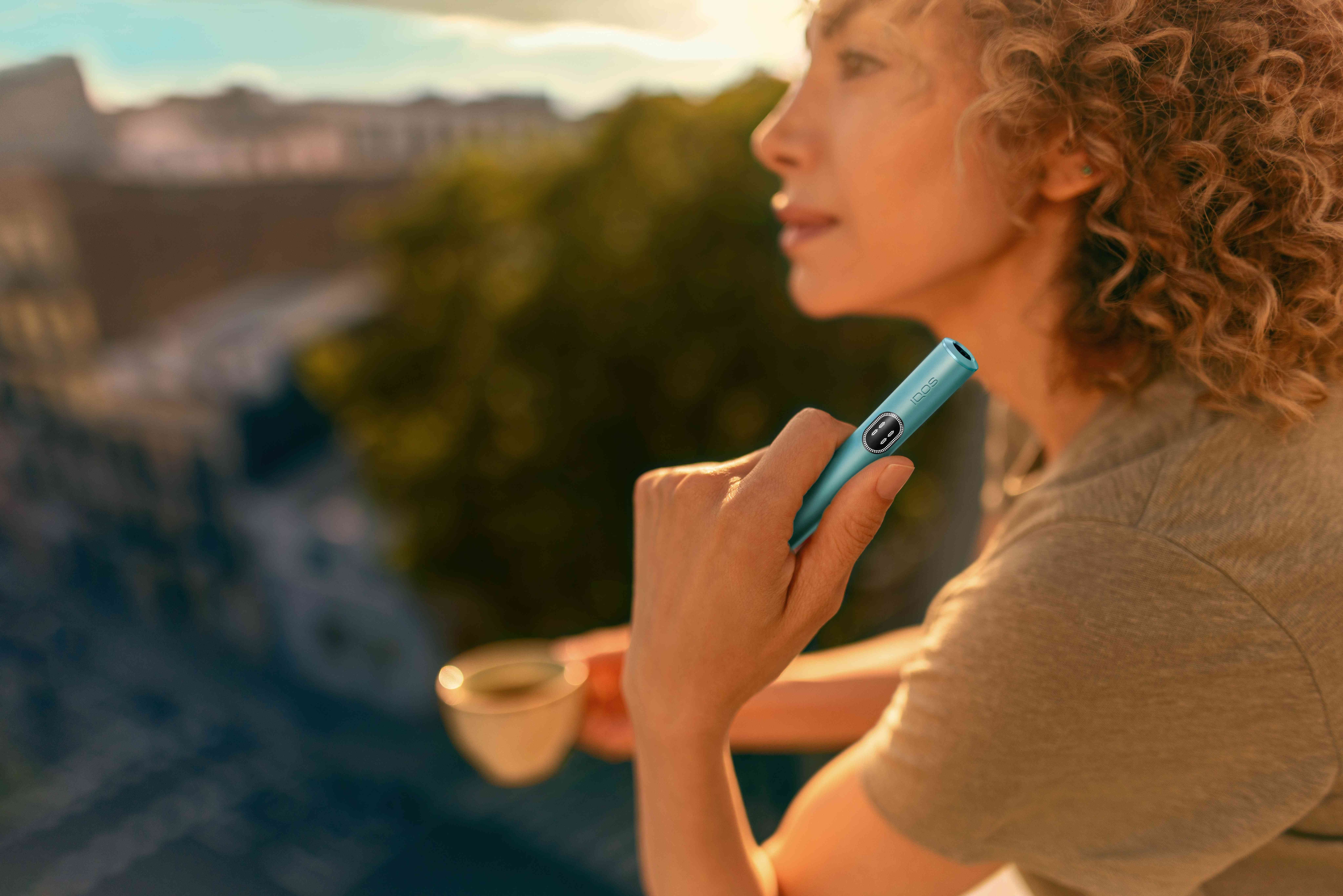 Chica viaja con su dispositivo IQOS ILUMA i 