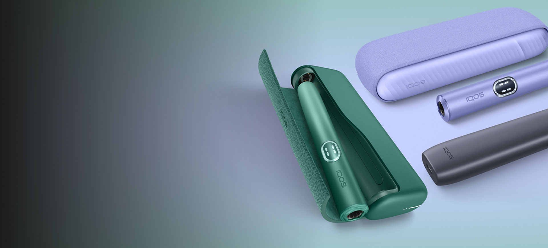 Tres dispositivos IQOS sobre un fondo de colores