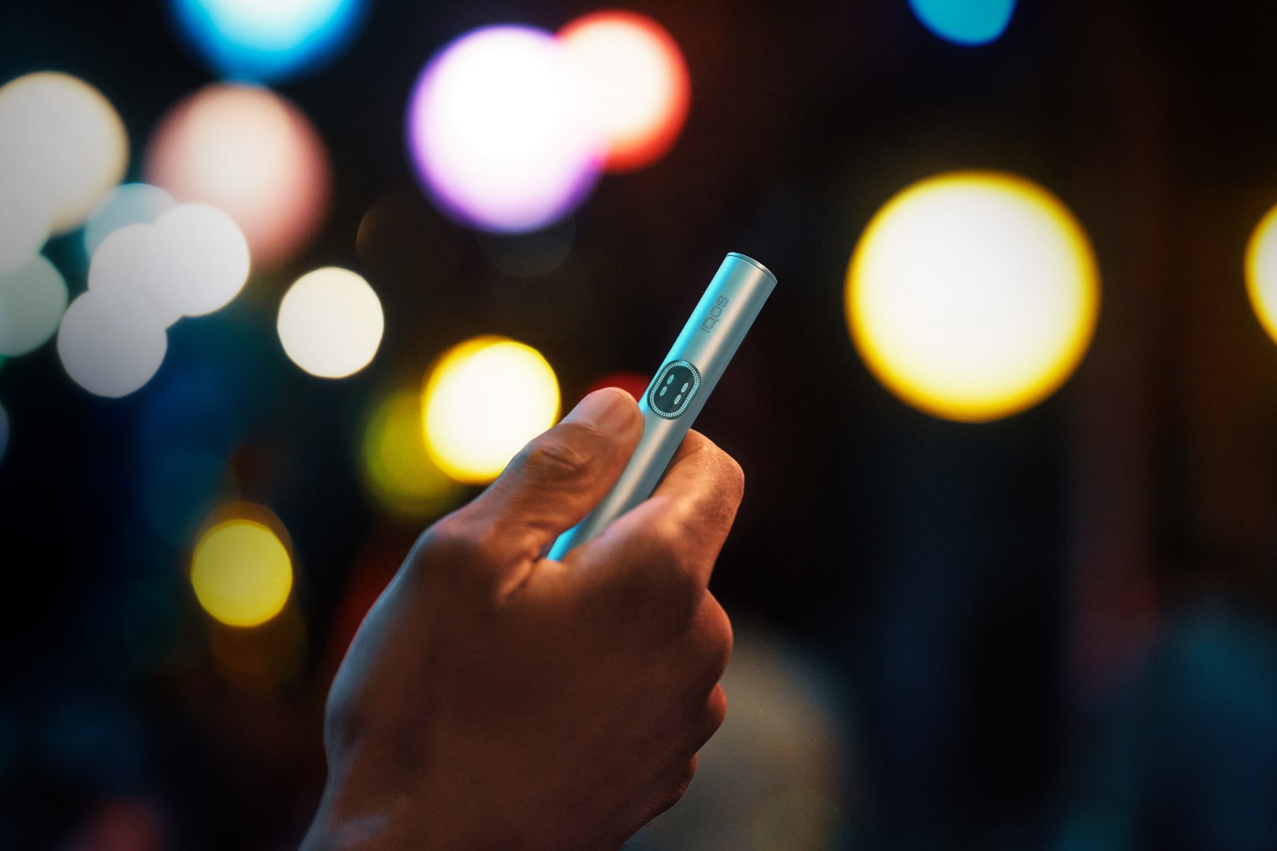 IQOS ILUMA i con luces de fondo