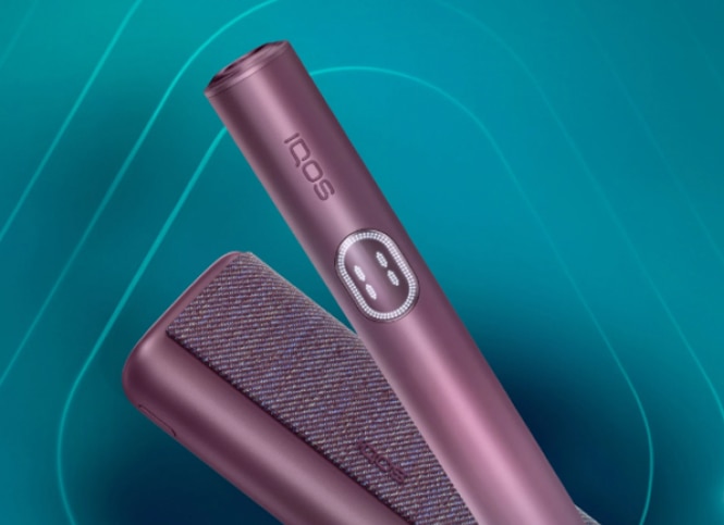 IQOS ILUMA i PRIME sobre fondo turquesa